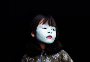 “Who sees the human face… the photographer, the mirror, or the painter?” -Pablo Picasso Photographer Frej Hedenberg and make-up artist Clare Reade toy with primal facets of identity and disguise.
