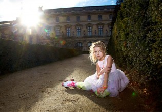 "The soul that sees beauty may sometimes walk alone."-Joann Wolfgang von Goethe Photographer Zoe Alldersberg captures the beautiful solitude of a daydream’s quiet pause.